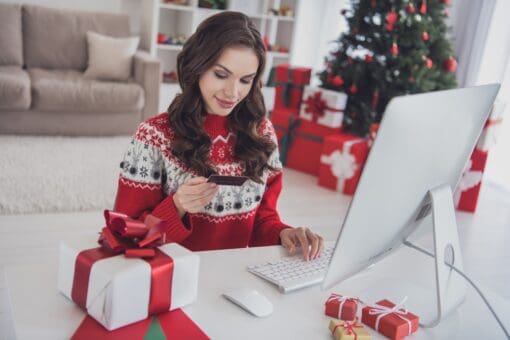 žena nakupuje vánoční dárky přes internet