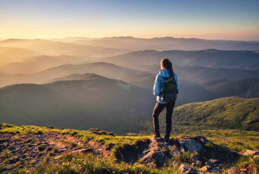 Žena, která tráví dovolenou aktivně turistikou