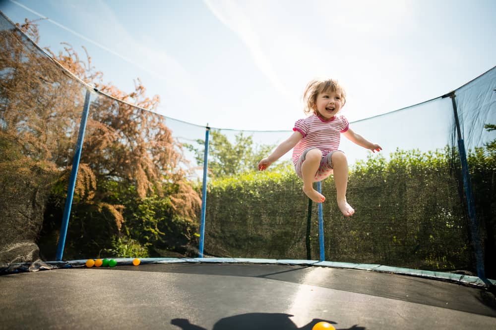 dítě skákající na trampolíně