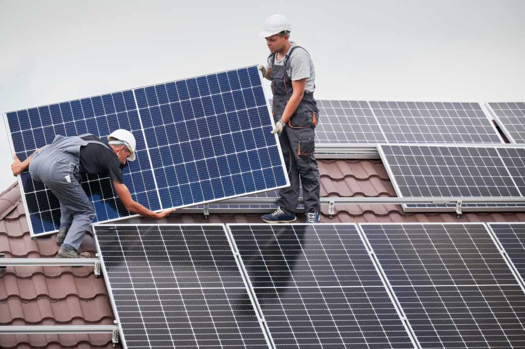 Solární elektrárna, kterou odborníci instalují na střechu rodinného domu