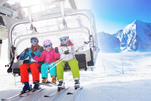 mladá rodina si užívá lyžování na horách a má sjednané pojištění úrazu
